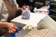 外国人「日本のデパート店員が神速でラッピングしている！」