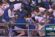 【悲報】大谷のホームランボール奪い合い、ウォーキングデッドみたいになる