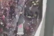 【悲報】リバプール優勝パレードで群衆に車が突っ込み27人搬送