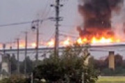 【動画】 東名高速 岡崎IC付近でトラック3台絡む爆発大炎上事故 「ガスボンベ散乱で大炎上」 20代運転手死亡、現在も通行止め