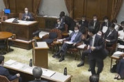 【悲報】安倍総理、国会中にトイレに行こうとしたら委員長に指名されて慌ててしまうｗｗｗ