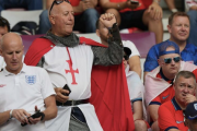 イングランドファンの十字軍の衣装、「挑発的」とＦＩＦＡ
