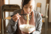 ワイ「女の子がラーメン食べてる絵を描いて」AI「イーヨ」