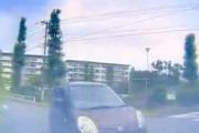 【動画】横浜の団地道でインベタの軽四に突っ込まれる事故。