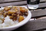 【画像】ベランダでカレー食ってるｗｗ