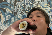 レジェンドロッテOB里崎が恵方巻を食べる写真wwwwhwwwwhwwwwhwwwwhwwwwhwwwwhwwww