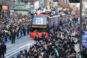 町田、J2優勝＆J1昇格記念パレードで約8000人祝福！黒田監督「町田を東京でもっとも知られる街に」（関連まとめ）