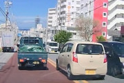 【動画】ヤバい運転をする車だなと思ったら。沖縄で軽四が段差から消えてしまう事故。