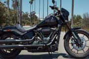 ハーレーダビッドソンから「ローライダーS」登場、黒が特徴のアグレッシブなニューモデル