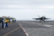再掲載｜米海軍のF/A-18Eが仏空母に着艦、米仏空母のクロスデッキ化
