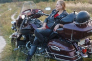 【動画】超有名バイク乗り女性、バイクを崖際に停めた際にコレをやってしまい2m下に転落ｗｗｗｗｗｗｗ