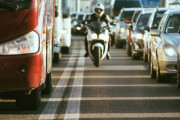 バイクのすり抜け禁止にすべきだろ…