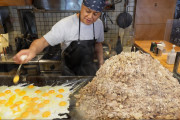 海外視聴者「おいしそう！」「スケールデカい！」豪快な鉄板調理！大阪のユニーク飲食店密着動画