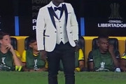 ◆南米珍◆リベルタドーレス杯でエクアドルのバルセロナの監督カスティージョがタキシード姿でワロタｗｗｗ