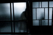 【怖い話】誰もいないはずの家の中に誰かいる・・・