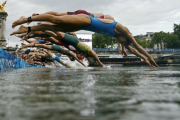 【悲報】トライアスロン選手「泳いでいる時に考えたくないものを見たり、臭いを嗅いだりした」・・・・・・・