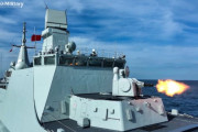 中国海軍の新旧054型誘導ミサイルフリゲートが海上戦闘訓練を実施！