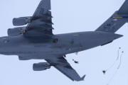 アラスカ空挺部隊員がC-17グローブマスターIII輸送機から降下訓練を実施…北極圏環境下での戦闘任務を想定！