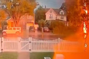 【動画】連続落雷。傘を差して歩いていた男性に雷が落ちる瞬間。