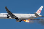 JALのボーイング777型機のエンジンから出火、急遽空港に引き返す(海外の反応)
