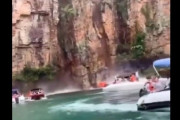 【動画】ブラジルの観光地で崖崩れ発生、ボートを直撃してしまう