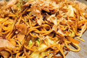 焼きそばって豚肉入れるだけで倍ぐらい美味くなるよな
