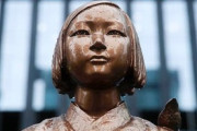 【中央日報】 釜山「平和の少女像」に黒い袋テロ…「撤去」という文面も ［4/8］  [仮面ウニダー★]