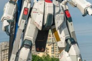 「上海・実物大フリーダムガンダム」建造物との兼ね合いでこのポージングなのかな