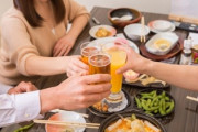 幹事「飲み会の費用男性は5000円女性は2000円です」