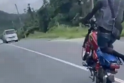 【動画】バイク乗りさん、イキろうとして失敗しトラックと正面衝突してしまう