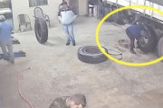 【衝撃】トラックの整備士は命がけ。タイヤが爆発して1人が亡くなった事故の映像。