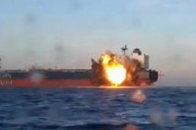 ウクライナ軍の海上ドローンが、ロシアの「影の船団」2隻を攻撃…1隻炎上し航行不能！