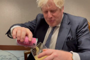 【動画】英ジョンソン元首相、また「福島の桃ジュース」を美味しそうに飲む！