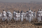 【イスラエル】ヌードモデル200人を死海で撮影