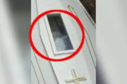 遺体を埋葬中のお棺の中で遺体が動き出すハプニング（インドネシア）