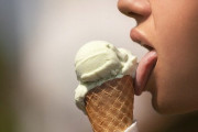 【悲報】アイス屋のバイトJK、つまみ食いしまくる様子を晒され炎上