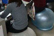 【画像】和歌山の自治体、椅子の代わりにバランスボールを導入ｗｗｗ