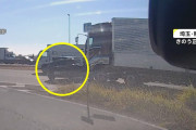 【動画】「なにやってら！ あれ...」車押しながらトラック暴走
