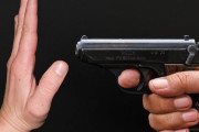 【悲報】拳銃を向けられたときの対処法「安全装置がかかったままだぜ？」しかない