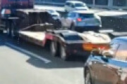 【動画】 名神高速 高槻JCT付近でトラック数台とプリウスの事故　車両大破 「派手にやらかしてる」「お亡くなり」「3車線潰れ」「果てしなく混んでる」