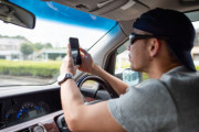 【悲報】スマホ見ながら運転してる奴、多過ぎるｗｗｗｗｗｗ