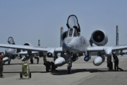 米空軍のA-10サンダーボルトII攻撃機が給油のため三沢基地にも飛来…増槽タンク装備でアラスカに移動！