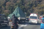 バイク乗り「緊急車両の後ろについていけば事故渋滞を簡単に越えられるじゃん！」→大炎上
