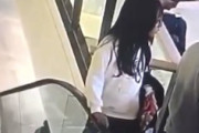 【中国】エスカレーターの手すりに引きずり落とされた少女が亡くなった事故の映像。