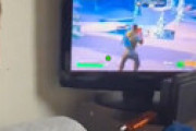 【動画】 TikTokパパ 「息子がフォートナイトで勝利する直前にテレビ消してみたｗｗ」 ⇒  衝撃展開で批判噴出