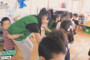 【悲報】幼稚園男児さん、純心なふりしてJKに抱きつく