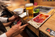 海外「こういうシステムの店いいね！」日本の一人焼肉店での食事の様子に驚き！？