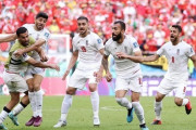 イラン、チェシュミ劇的ATゴラッソ弾などウェールズに2-0快勝！ウェールズはGKヘネシーが今大会初の一発退場