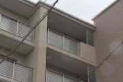 マンション6階から3歳女児転落し死亡　「窓が開く音がして外を確認したらエントランスの屋根に娘が横たわっていた」