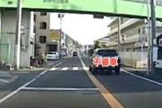 【岐阜】何度もぶつかりながら走行を続ける車を通報しながら追跡するドラレコ。